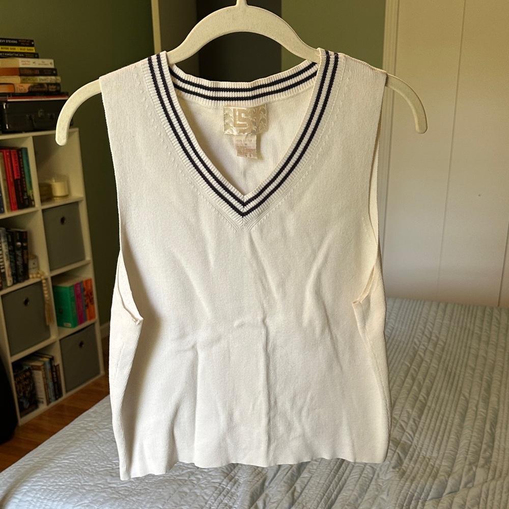 Vintage White V-Neck Sleeveless Knit Top with Navy Trim